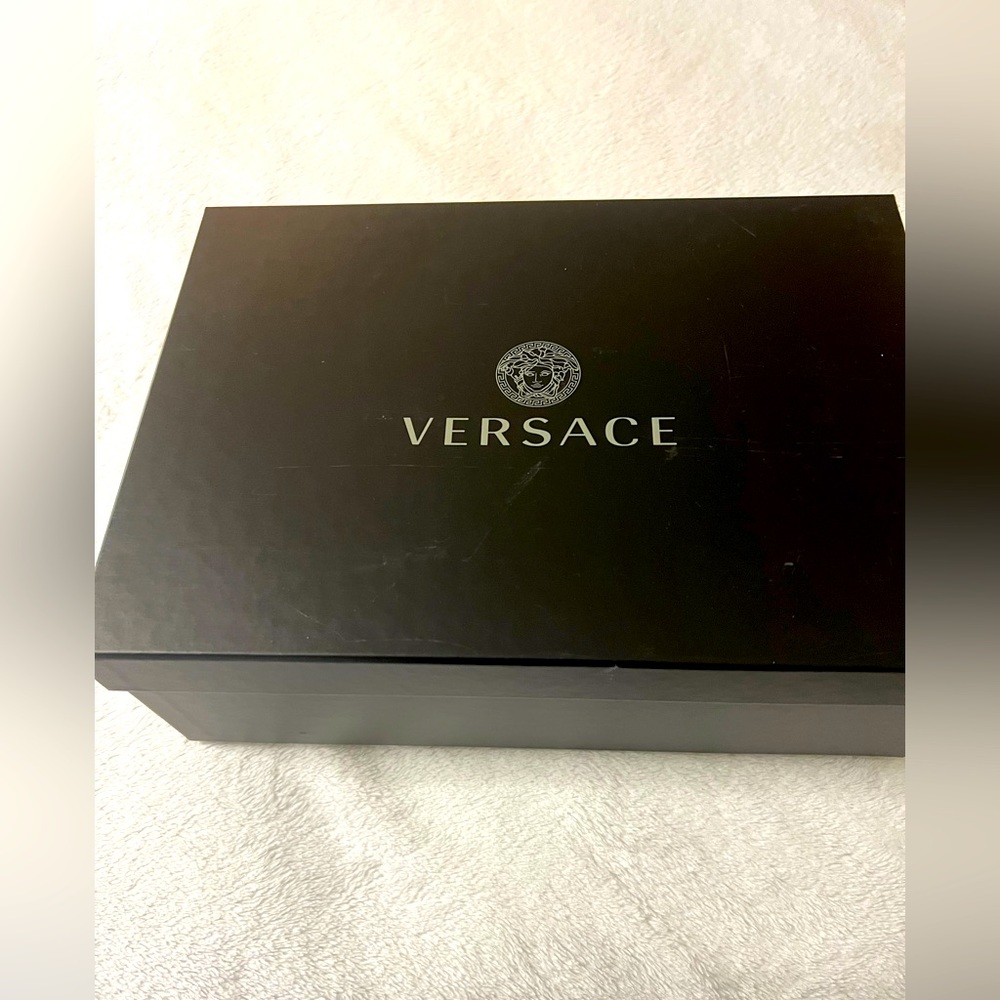 Bellos zapatos rojos de tacon alto versace